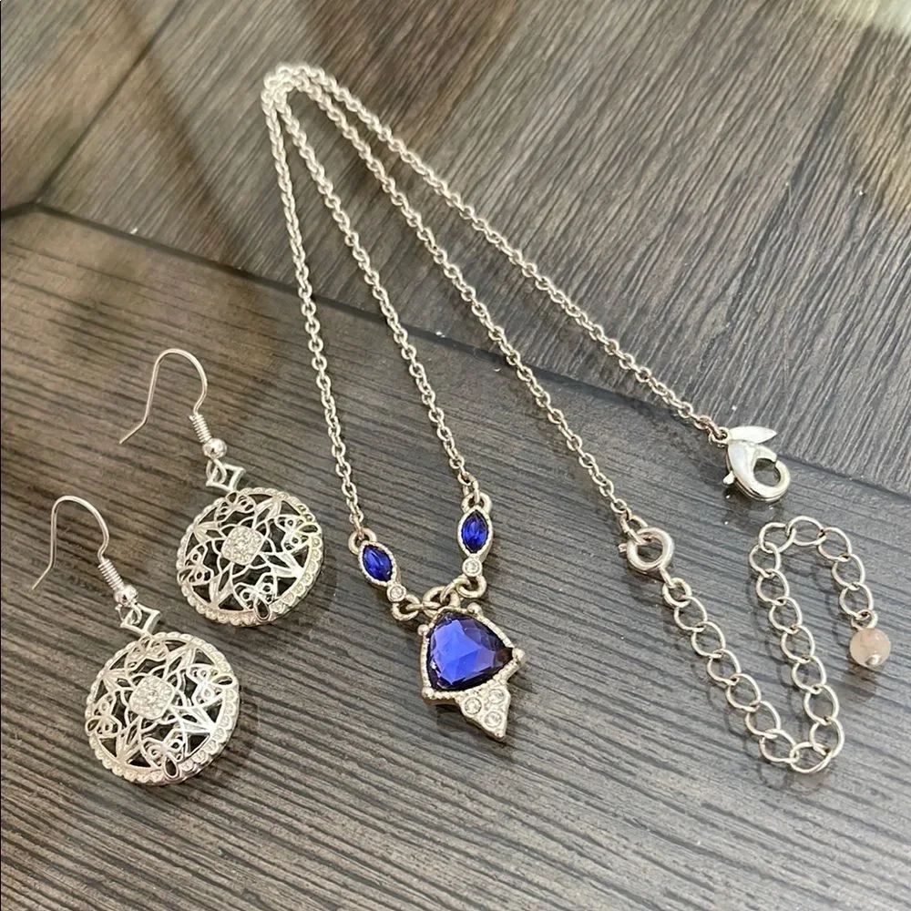 Avon 2015 Royal Knights Necklace Elegant Silver and Blue Jewelry Set